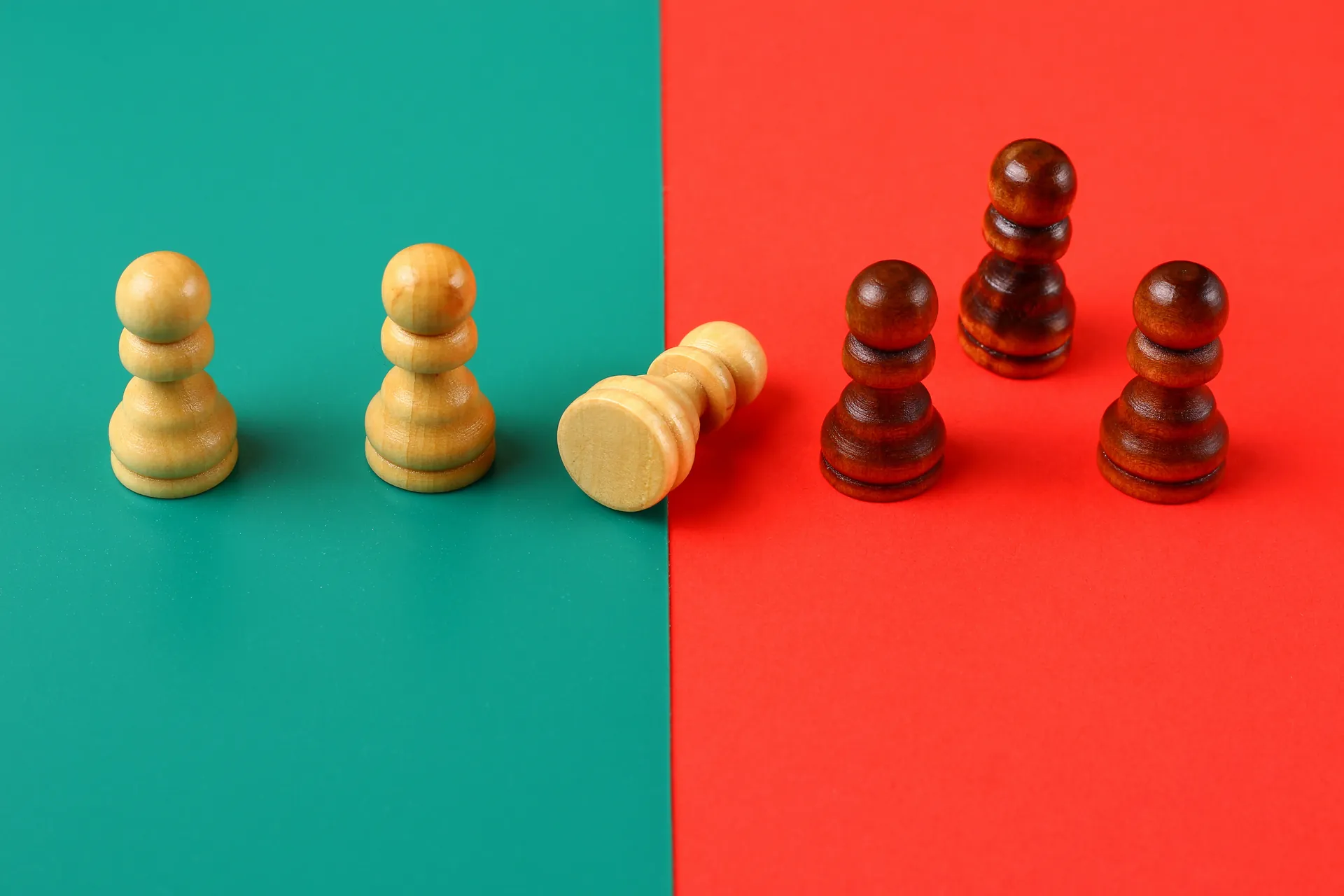 Peões de xadrez em dois lados de cores opostas — decisão estratégica entre dois tipos de provedor